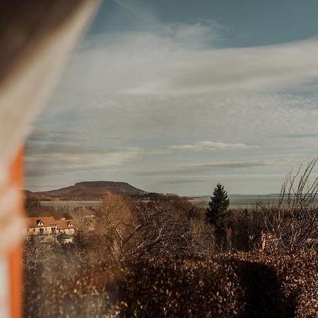 Mandulas Kabin A Kishaz Dezsaval Es Kilatassal A Balatonra บาลาตองโยรอค ภายนอก รูปภาพ