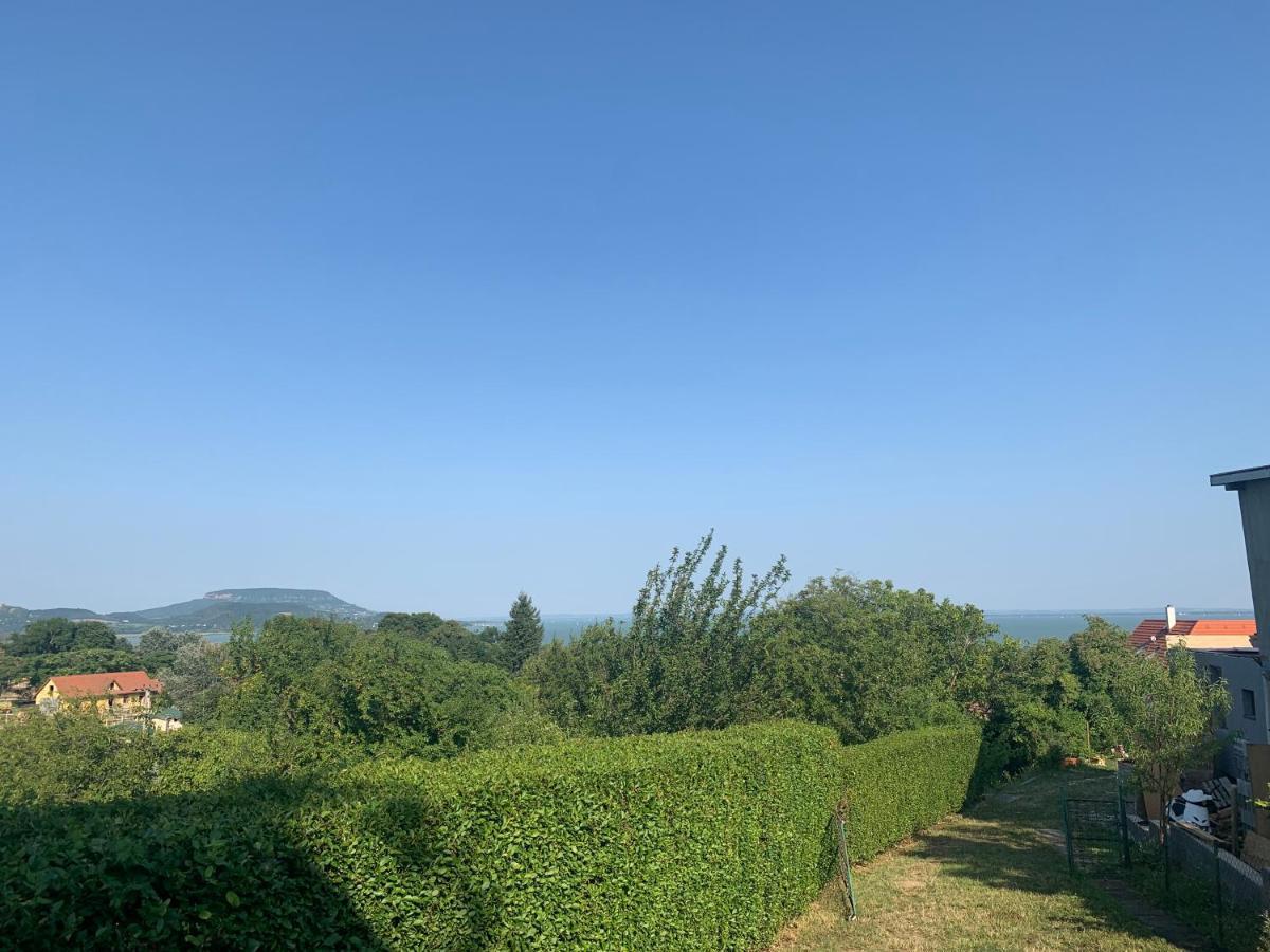 Mandulas Kabin A Kishaz Dezsaval Es Kilatassal A Balatonra บาลาตองโยรอค ภายนอก รูปภาพ
