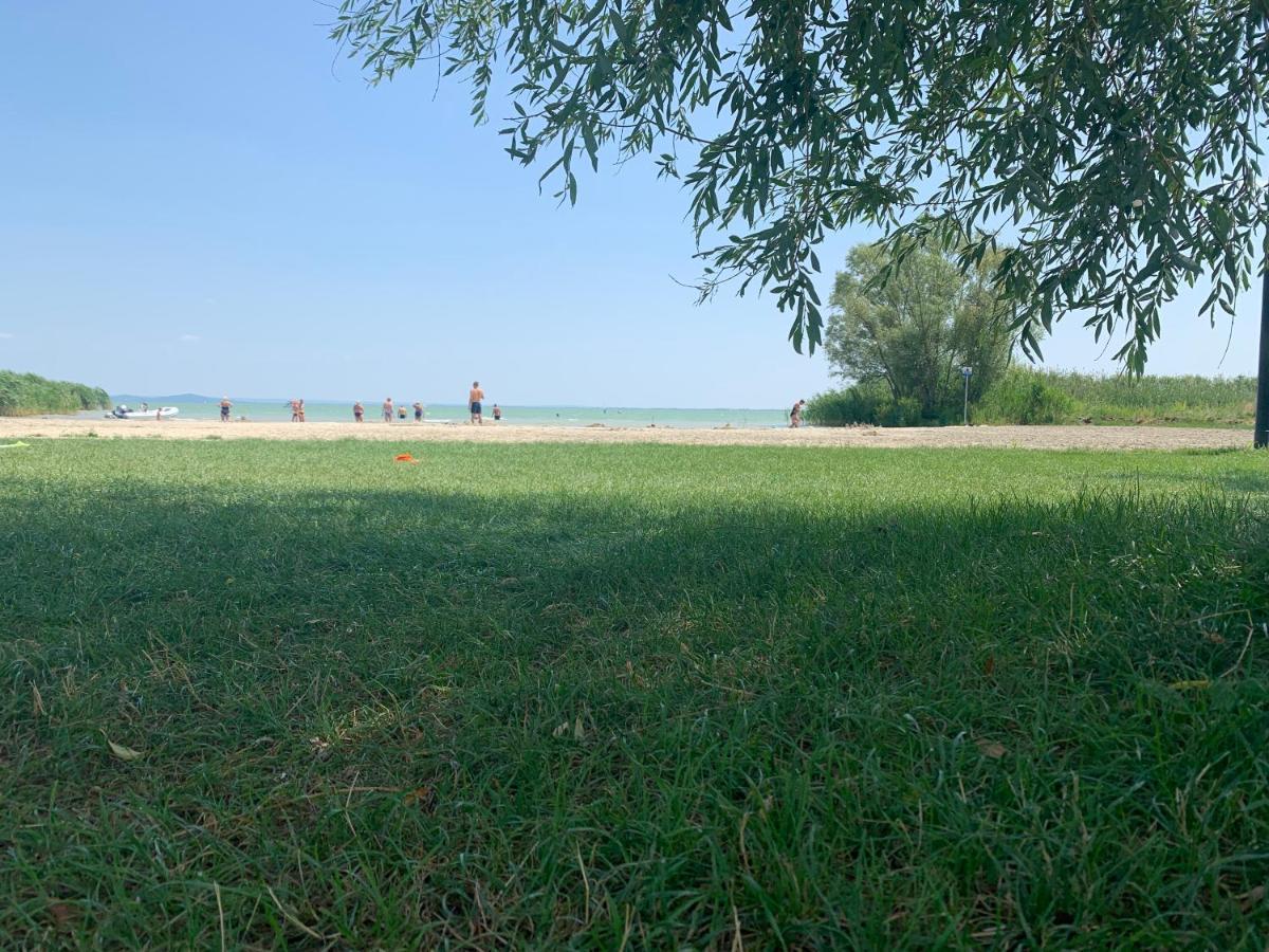 Mandulas Kabin A Kishaz Dezsaval Es Kilatassal A Balatonra บาลาตองโยรอค ภายนอก รูปภาพ