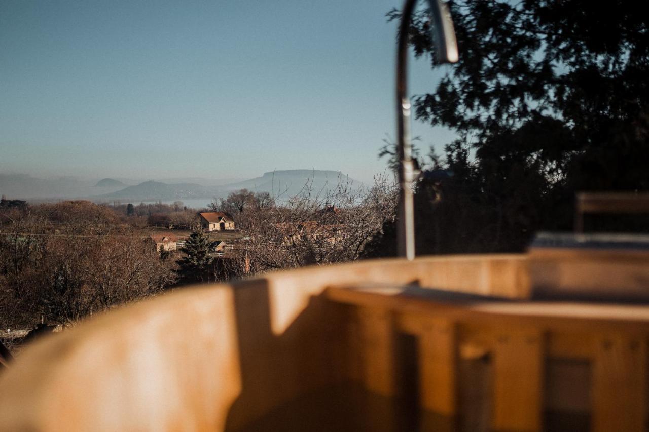 Mandulas Kabin A Kishaz Dezsaval Es Kilatassal A Balatonra บาลาตองโยรอค ภายนอก รูปภาพ