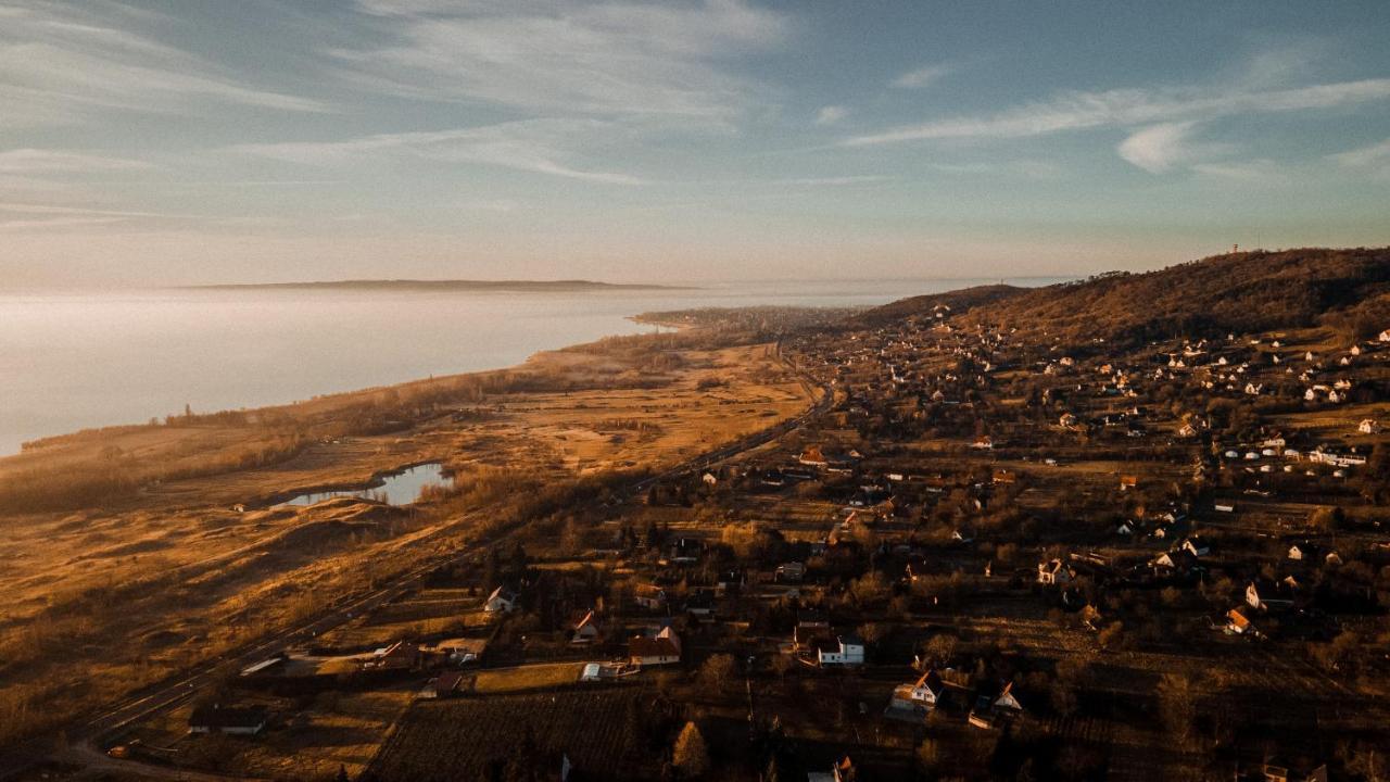 Mandulas Kabin A Kishaz Dezsaval Es Kilatassal A Balatonra บาลาตองโยรอค ภายนอก รูปภาพ