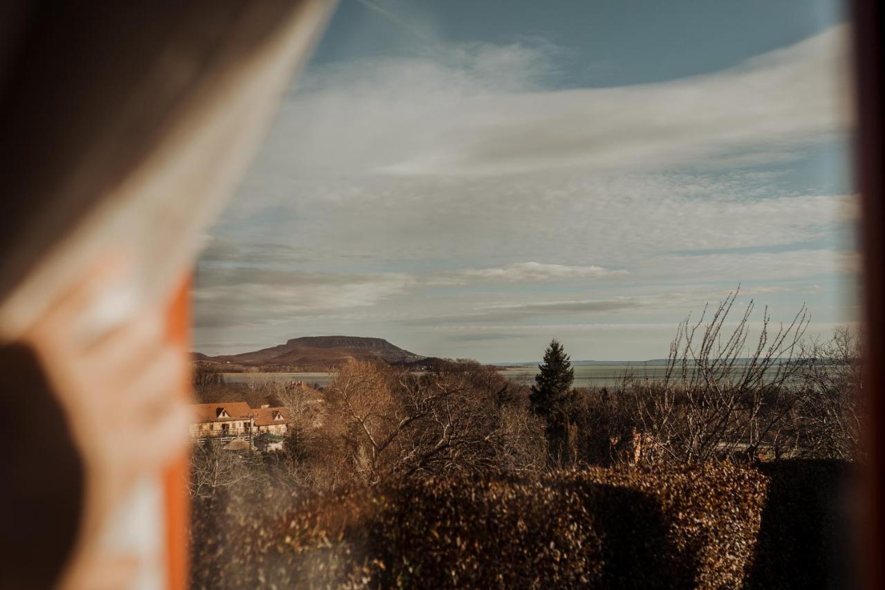 Mandulas Kabin A Kishaz Dezsaval Es Kilatassal A Balatonra บาลาตองโยรอค ภายนอก รูปภาพ
